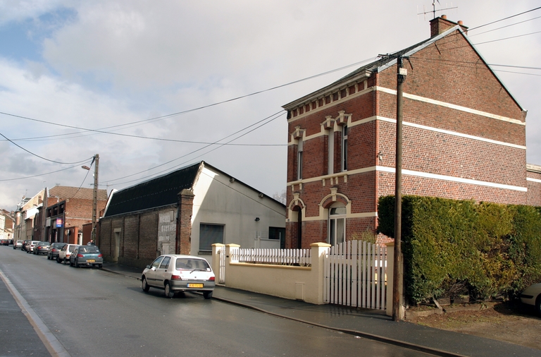 Ancienne usine de meubles Reygaert et Cie, actuellement usine de boulangerie et garage de réparation automobile