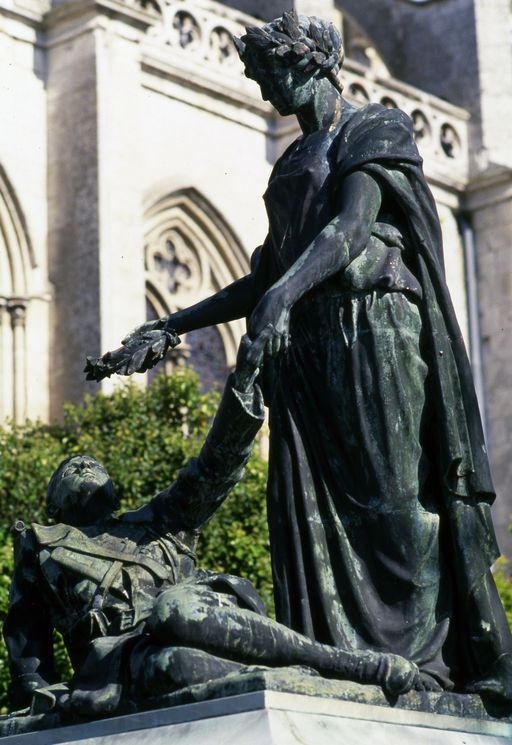 Groupe sculpté (grandeur nature) : La Patrie couronne le soldat mourant ou La France couronnant un soldat blessé