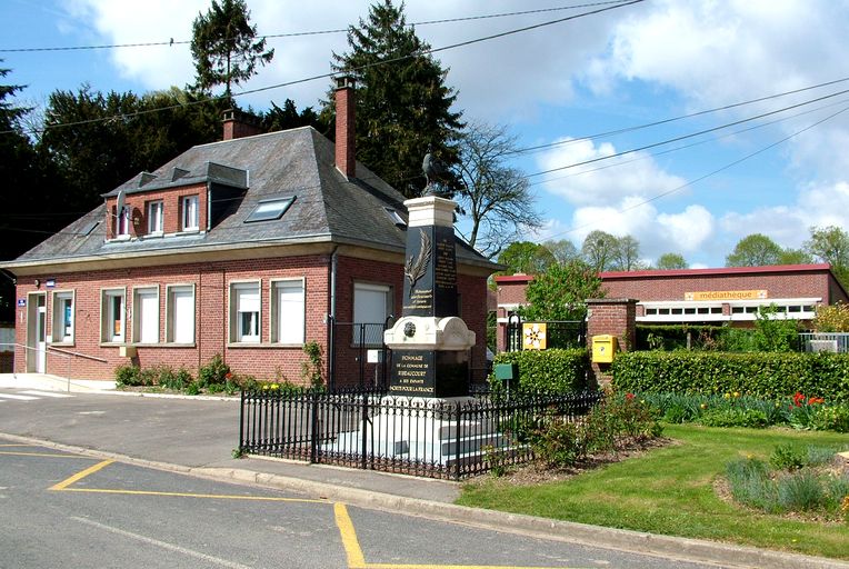 Ancienne école primaire de filles, puis école primaire mixte et mairie, actuelles mairie et médiathèque de Ribeaucourt