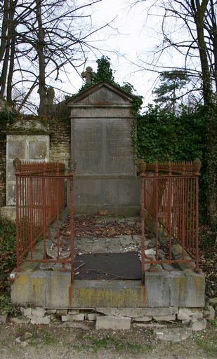 Tombeau (stèle funéraire) de la famille Hénouille
