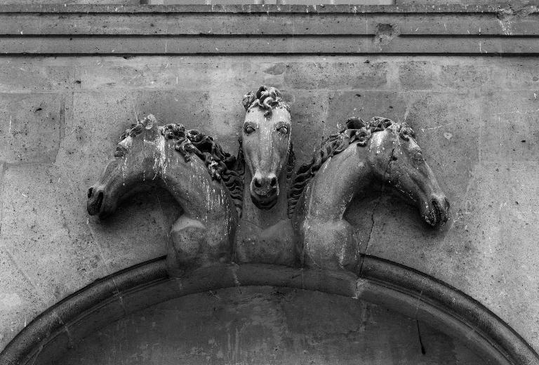 Ensemble de trois protomés de chevaux (décor d'élévation extérieure)