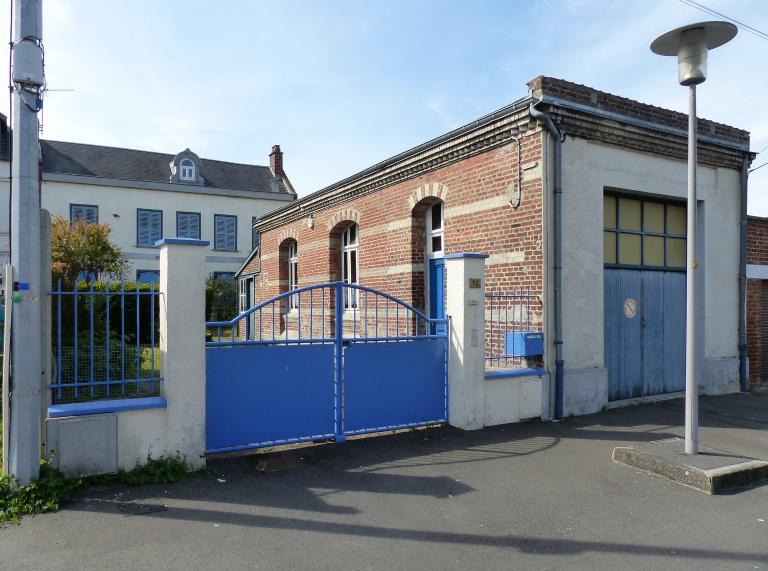 Poste de Villers-Bretonneux (ancienne école primaire de filles) et siège du Secours catholique