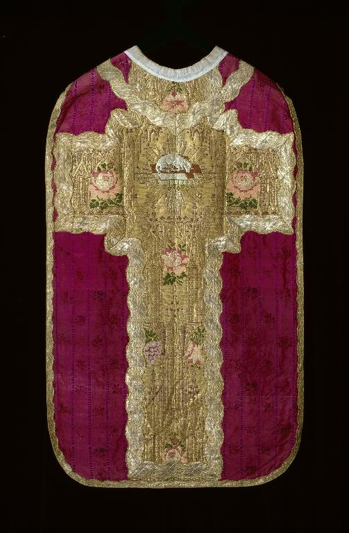 Chasuble et manipule d'un ornement rouge