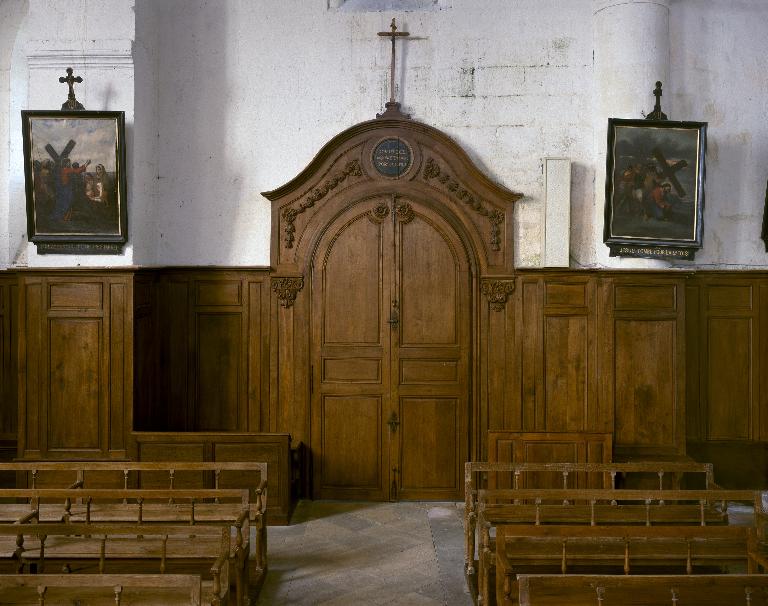 Ensemble des deux vantaux de la porte occidentale et du lambris de revêtement de la nef et des collatéraux