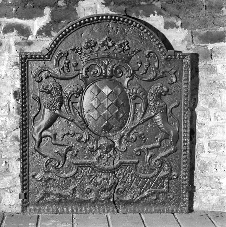 Plaque de cheminée : Lions soutenant un blason