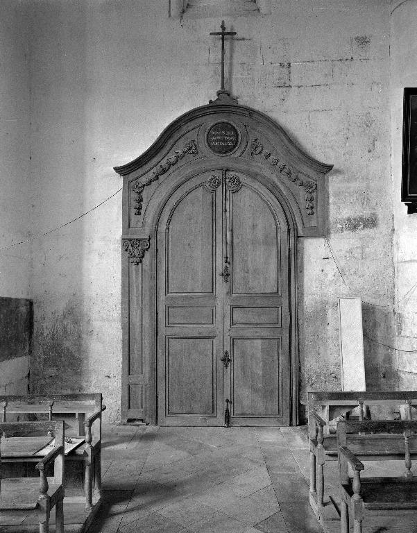 Ensemble des deux vantaux de la porte occidentale et du lambris de revêtement de la nef et des collatéraux