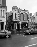 Ensemble d'édifices derrière façade