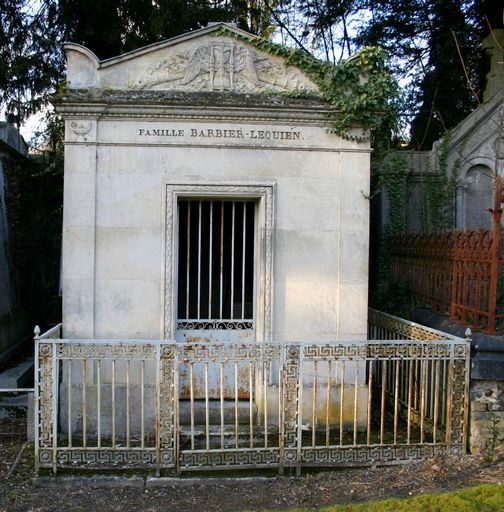 Tombeau (chapelle) de la famille Barbier-Lequien et tombeau (stèle funéraire) de la famille Ricard-Barbier