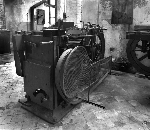 Machine à percer et à insérer (machine à percer et à mettre les soies)