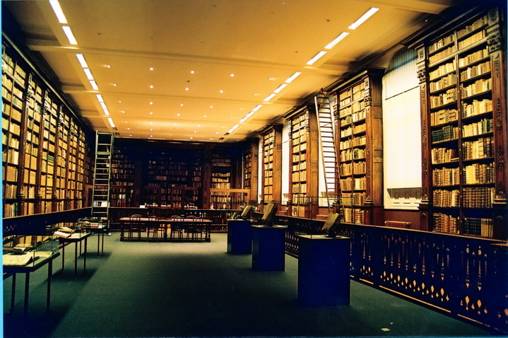 Etagère-bibliothèque et lambris de revêtement