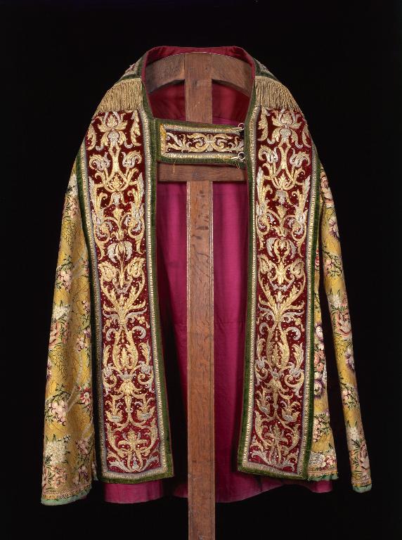 Ensemble de trois chapes de l'ornement doré de l'église Saint-Étienne