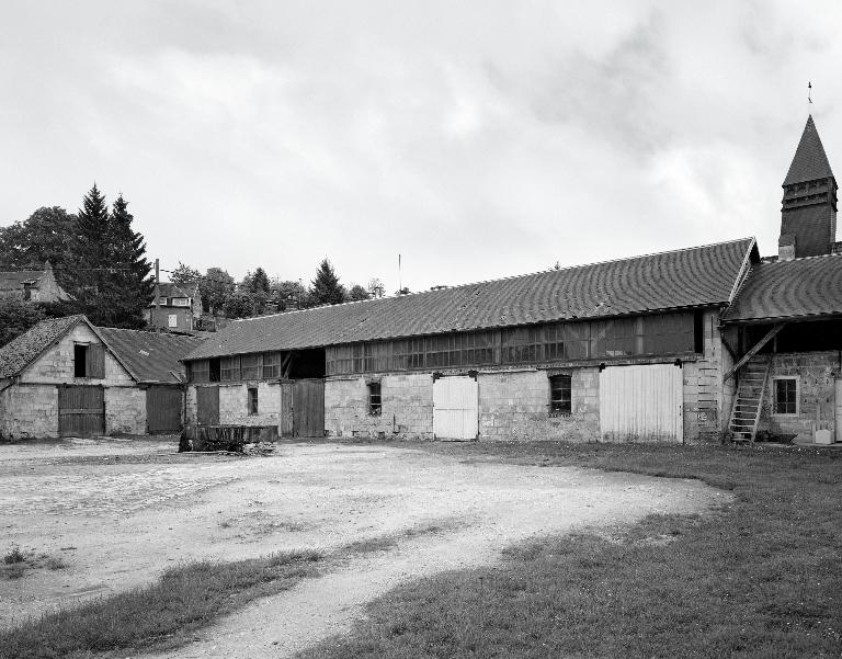 L'ancien château de Puiseux-en-Retz (vestiges), actuellement ferme, maisons, mairie-école