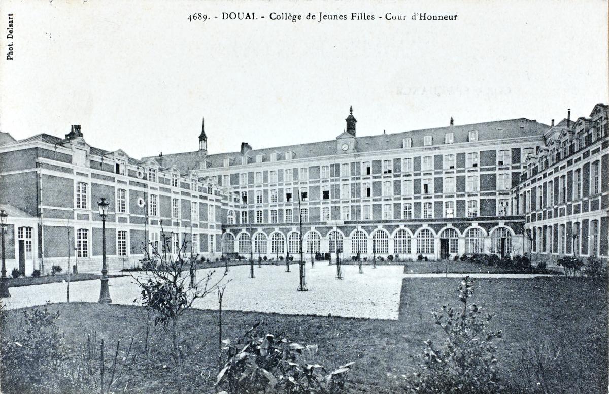 L'aile de l'Horloge du lycée Corot de Douai et ses extensions.