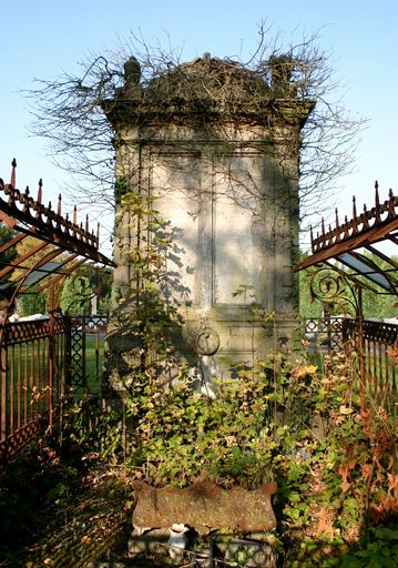 Tombeau (stèle funéraire) de la famille Famechon-Beauvais