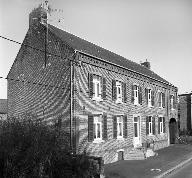 Esquéhéries, ancienne maison de notable (étudiée), 13 rue du 8-Mai.