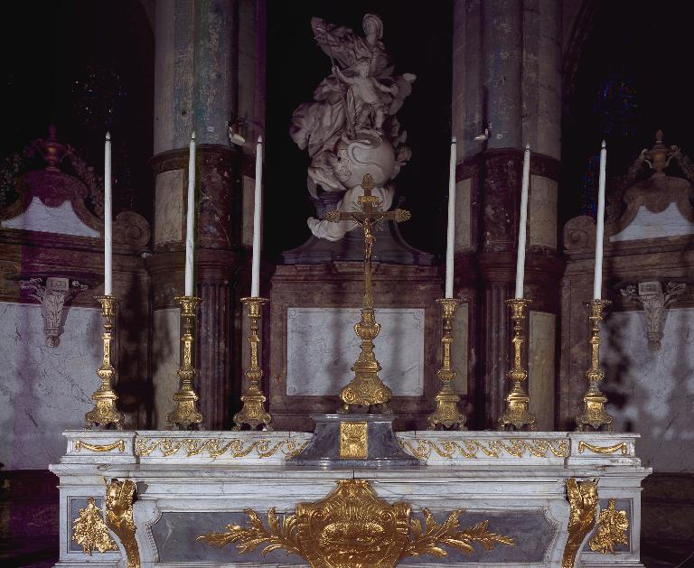 Croix d'autel et six chandeliers d'autel (garniture du maître-autel)