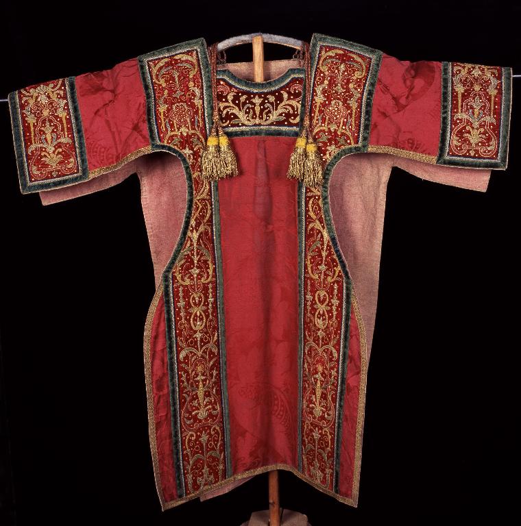 Ensemble de l'ornement rouge de l'église Saint-Étienne (trois chapes, une chasuble et une paire de dalmatiques)