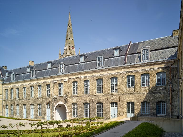 Ancien hôpital général de Saint-omer, dit hôpital général Saint-Louis, puis hospice Saint-Louis (actuellement centre administratif et hôtel de ville)