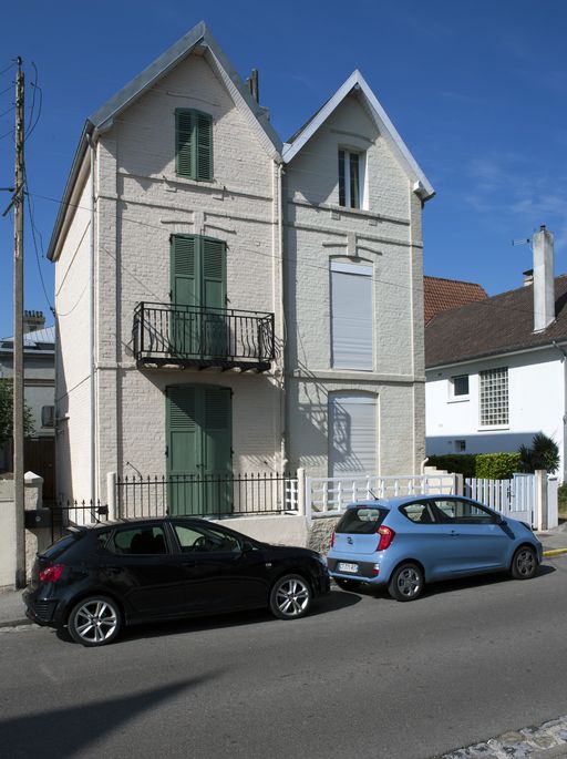 Ensemble de deux maisons dites chalets