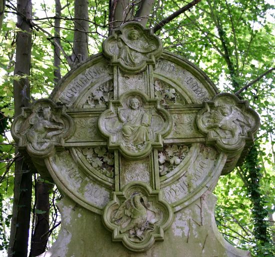 Tombeau (stèle funéraire) de famille du chanoine Ludovic François Lucas de Genville