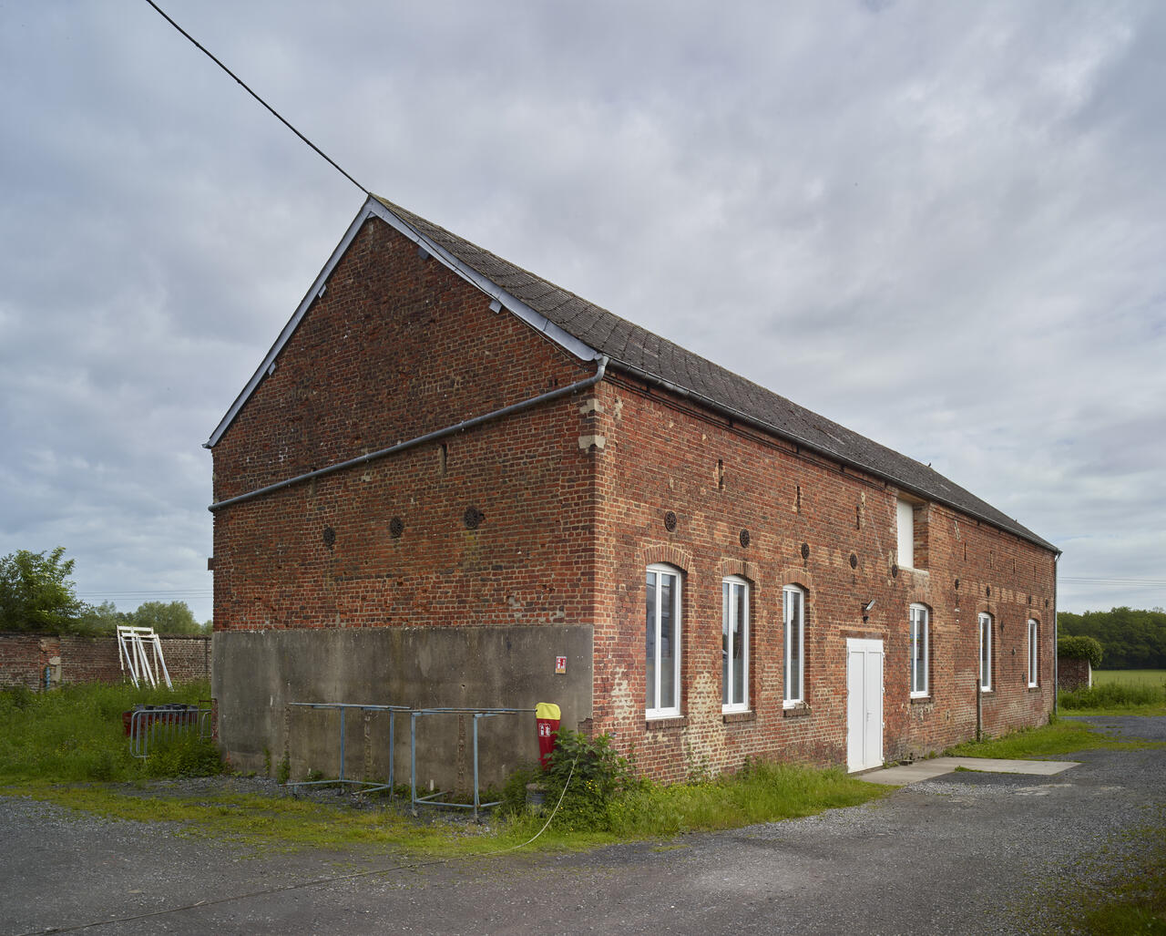 Filature et tissage de laine peignée Théophile Legrand, puis Les fils de Théophile Legrand, puis tissage et usine de construction mécanique Adrien Legrand & Cie, actuellement entrepôt industriel de la communauté d'Emmaüs