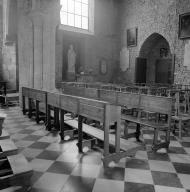 Bancs de fidèles : quatre bancs d'église et deux agenouilloirs
