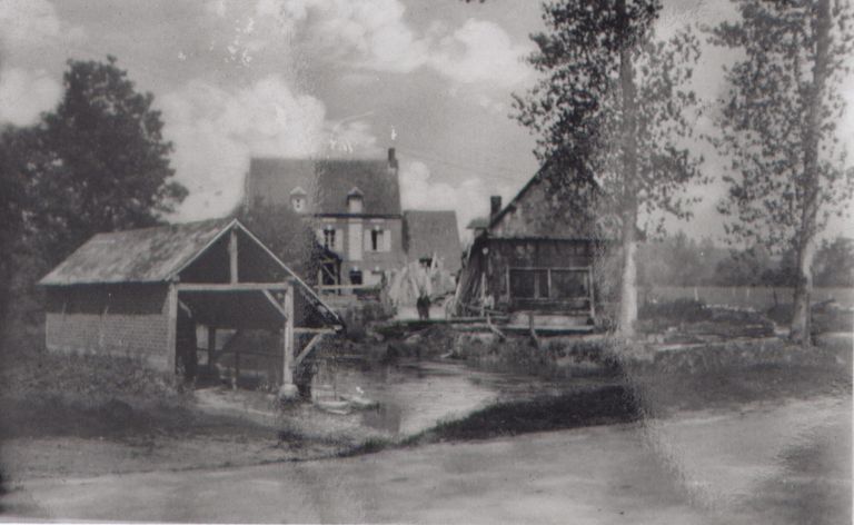 Ancien moulin à farine de Bonnières, puis usine de roulements Burnouf, puis Renard, puis scierie Vandeputte, devenu maison