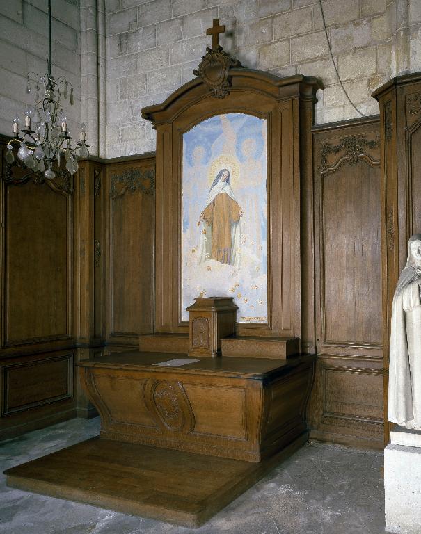 Ensemble de l'autel secondaire de la chapelle Sainte-Thérèse de l'Enfant-Jésus (plate-forme d'autel, autel-tombeau, gradin d'autel, tabernacle, retable)