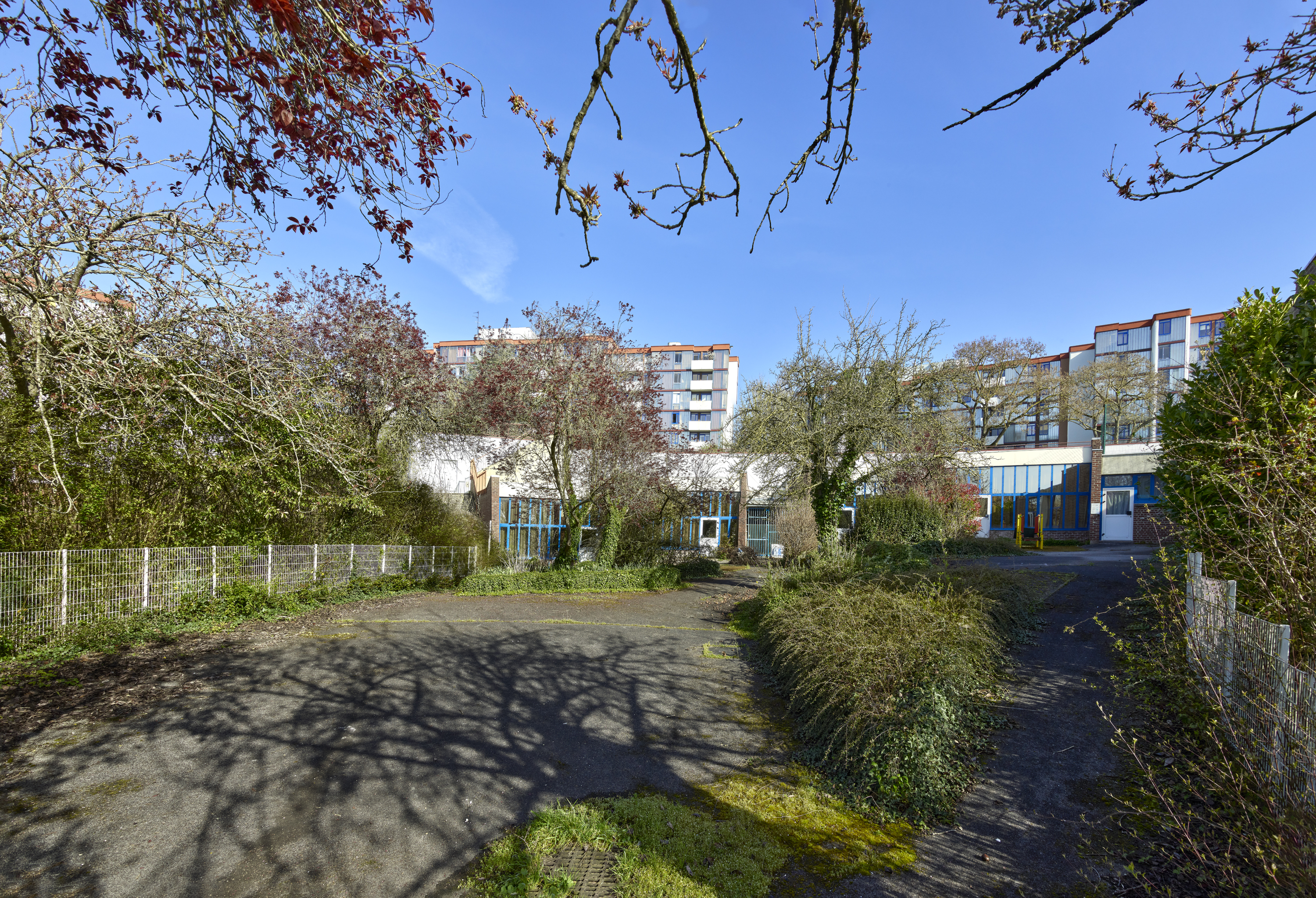 Cour de l'ancienne école maternelle. 