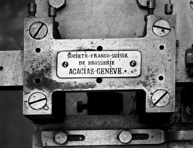 Machine à percer et à insérer (machine à percer et à monter les brosses à dents)