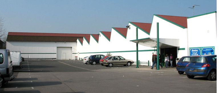 Ancienne usine de confection des 100 000 chemises, puis usine de construction mécanique Montataire-Fûts, puis magasin de commerce