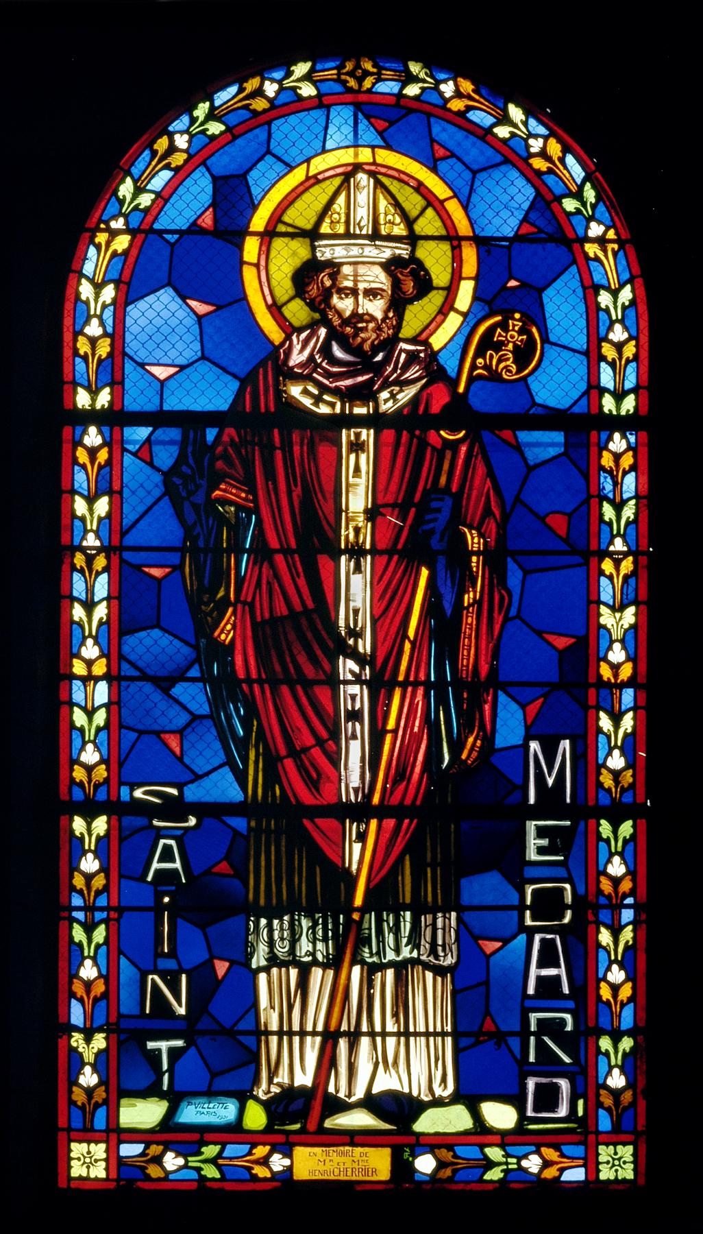 Ensemble des trois verrières du chœur (une verrière figurée et deux verrières figurées décoratives) : saint Médard, scènes de la vie de saint Médard