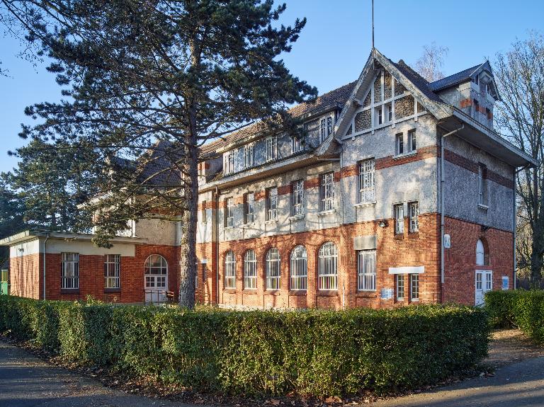 Ancien asile d'aliénés, puis hôpital psychiatrique, puis centre hospitalier spécialisé (CHS), dit établissement public de santé mentale des Flandres