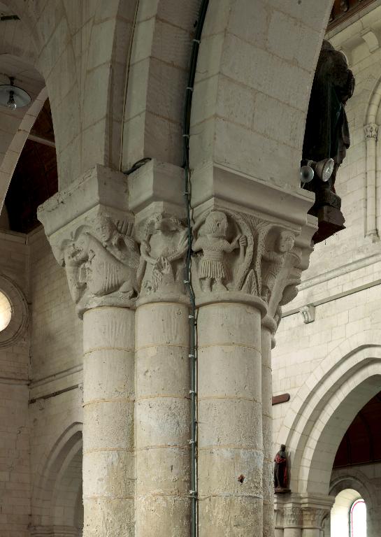 Le décor sculpté de l'église : façade occidentale, portail latéral sud et chapiteaux de la nef