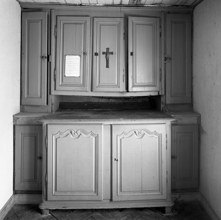 Meuble de sacristie, armoire de sacristie, chasublier