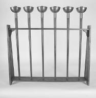 Meuble du culte catholique : porte-chandelier et six chandeliers de céroféraire