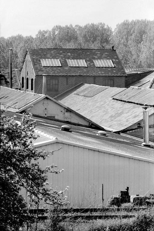 Ancienne Cie sucrière de Poix, puis Société métallurgique de Douai, puis Sté métallurgique des usines d'Ailly, puis Laminoirs de Thionville, puis Mullca, puis usine de construction métallique SICA Tubesca