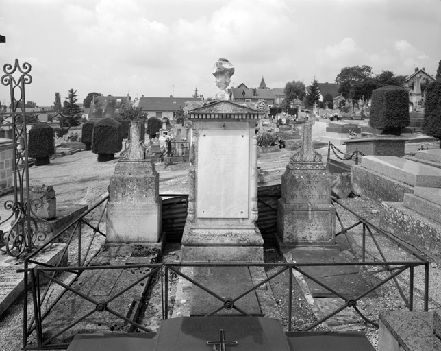 Tombeau (cippe) de la famille Poan de Sapincourt