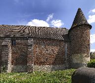 Détail du mur de brique conservé de l'ancien château.