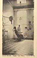 Cabinet dentaire, vue générale durant une séance de soins. Carte postale, années 1920-1930.