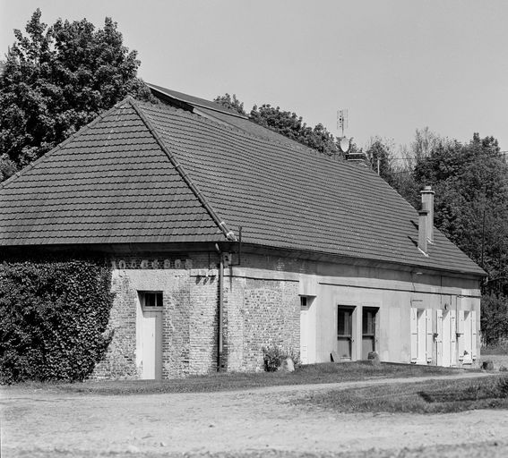 Ancienne sucrerie de betteraves et distillerie Pluchard Dumont et Cie, puis Desmarest Frères, puis Ducharron Louis, puis Rollot et Moreau, puis SA Sucrerie et Distillerie de Pierrefonds (vestiges)