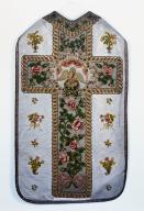 Chasuble, deux dalmatiques, deux étoles, deux manipules, voile de calice, bourse de corporal (ornement blanc)