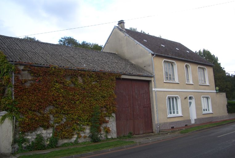 Maison avec hangars industriels