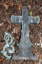 Croix en bronze déposée, surmontant initialement le monument sépulcral de Morgan de Belloy.