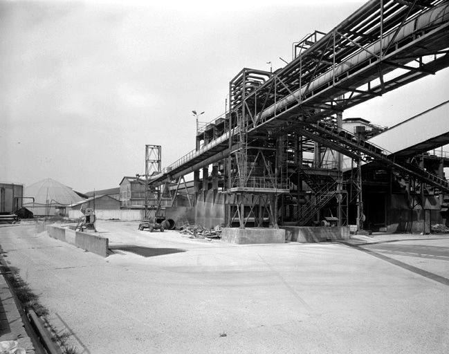 Sucrerie et distillerie, dites Cie sucrière de la Somme, puis Vuignier et Cie, puis Cie sucrière de la Somme, puis Ferdinand Beghin, puis Béghin et Cie, puis Vermandoise de sucreries, puis Sté Vermandoise Industrie