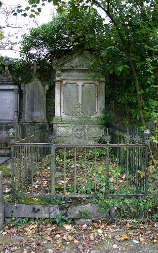 Tombeau (stèle funéraire) de la famille Dubois-Loriol