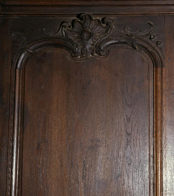 Meuble de sacristie : armoire aux vases sacrés, chapier, chasublier