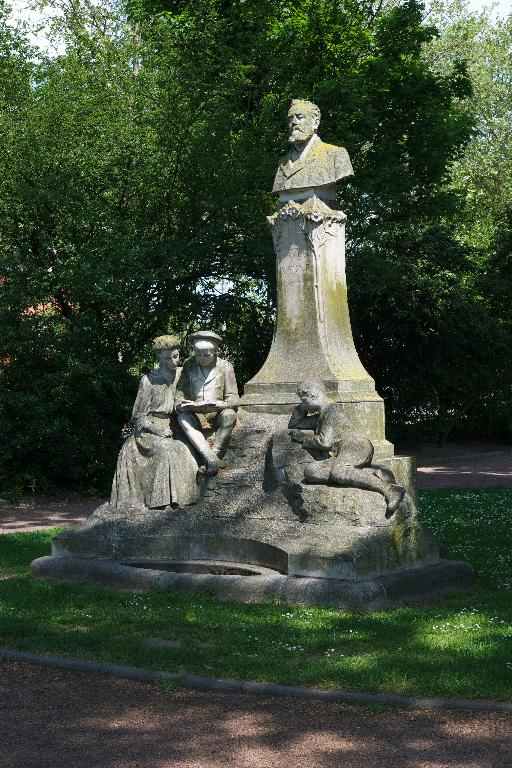 Monument à Jules Verne