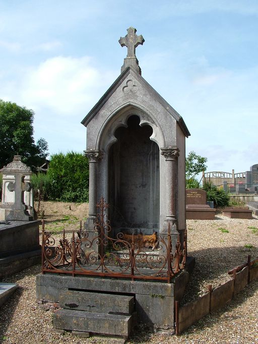 Église paroissiale Saint-Pierre et ancien cimetière de Bouchon