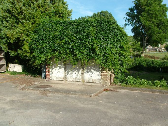 Ancienne mairie et école de Vauchelles-lès-Domart, actuellement mairie et logement